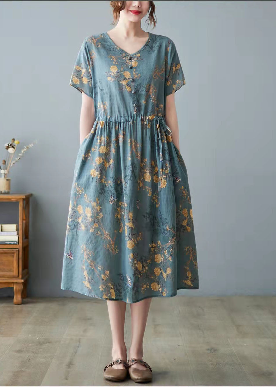 Beautiful orange dress with O-neck and pocket print