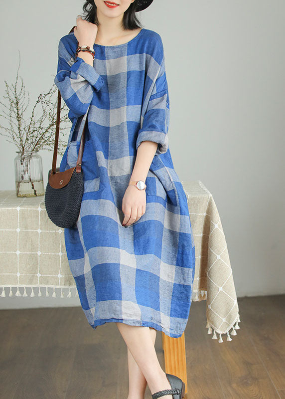 Modernes blaues lose kariertes Patchwork-Leinen-Herbst-Maxikleid